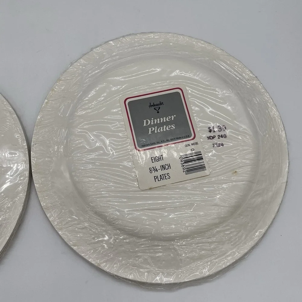 Vintage Hallmark Ambassador‎ Christmas Paper Plates Gold Wreath 16 ct 8 3/4
